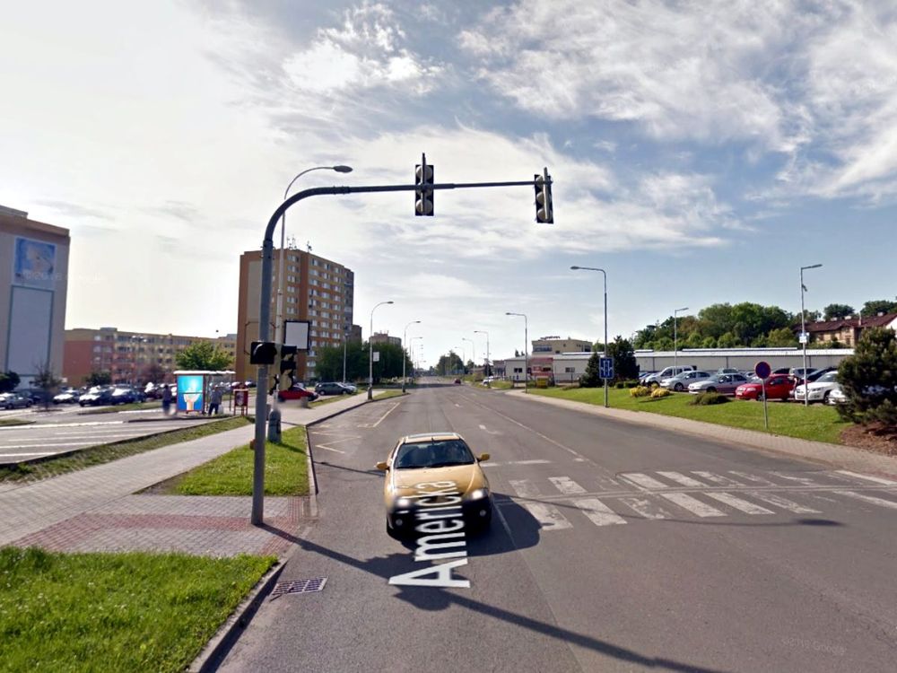 Americká - směr centrum, Kladno, u Kauflandu, naproti Lidlu - jeden bok obosutranně