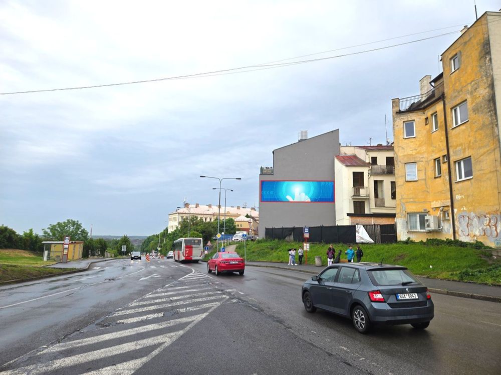 Zádušní - směrem z ČSA, Kladno, megabanner u třídy ČSA