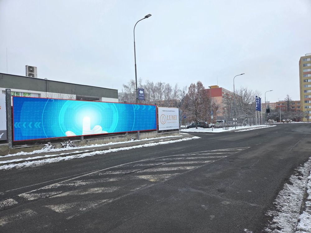 Spojnice mezi Americkou a M. Horákové, Kladno, naproti parkovišti HM Tesco Kladno